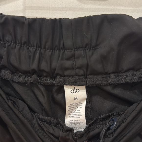 alo yoga International Wide Leg City Pant in black - Picture 3 of 5